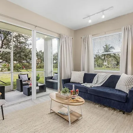 Gorgeous Townhome Close To The Beaches